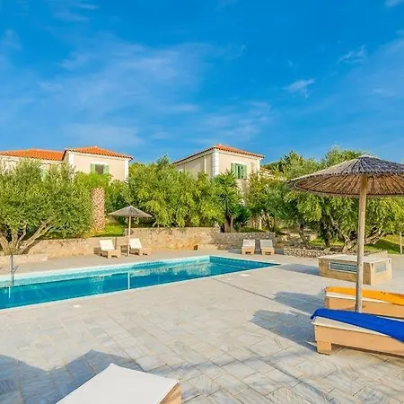 Sleeps 16 Pool Wifi * Gialova