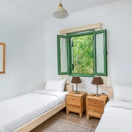Sleeps 16 Pool Wifi Gialova